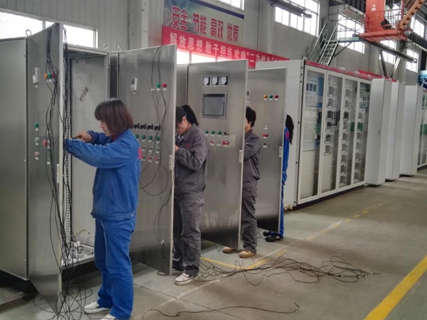 壓濾機(jī)控制櫃生(shēng)産現場